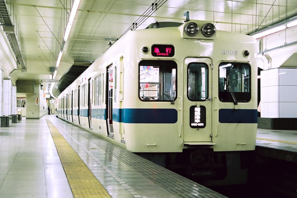 新宿駅の改良構想として存在した小田急と京王の二層案はどのようなものだったのか