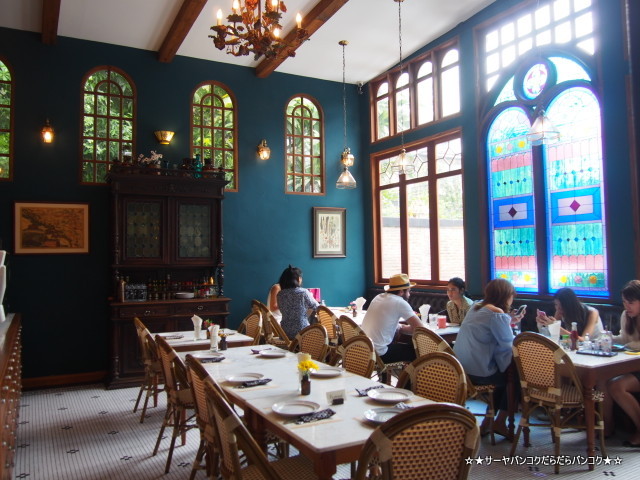 Featherstone Bistro Cafe & Lifestyle Shop エカマイ