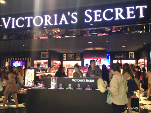 Victoria’s Secret 　お店のポスター　 ヴィクシー ヴィクトリアズ・シークレット」ついに日本上陸 出店の経緯