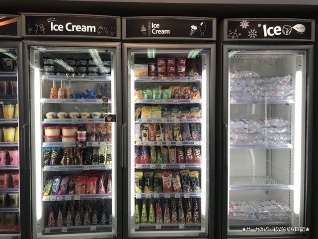 Silom Family mart Flagship shop ファミマ タイ (5)
