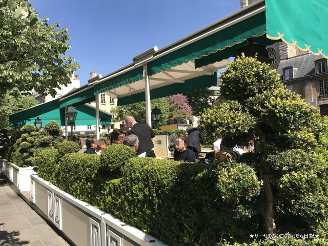 LES DEUX MAGOTS