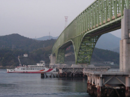 大島大橋をクグル松山行きフェリー
