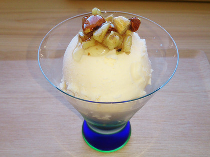 はちみつナッツ添えアイスクリーム