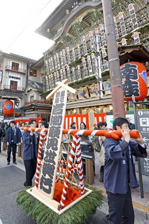 顔見せ・先斗町へ「まねき運び」