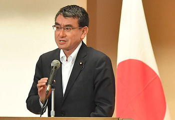 【朗報】河野太郎外相「北朝鮮が核廃棄を段階的にやっても、経済制裁は段階的に緩むわけではないぞ」