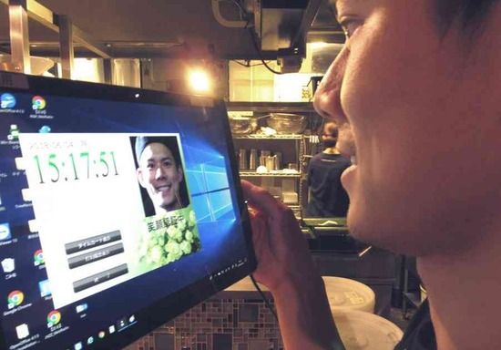 【画像】笑顔でないと出勤が出来ない出退勤管理システムが開発されるwww