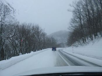 ③ アルツ磐梯スキー場への雪道