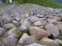 ⑬青年小屋付近の火山岩