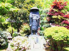 親鸞上人立像