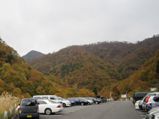 ①駐車場