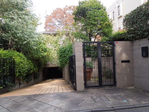 地下に駐車場のある豪邸が白金にありました 東京都内の豪邸探索ブログ