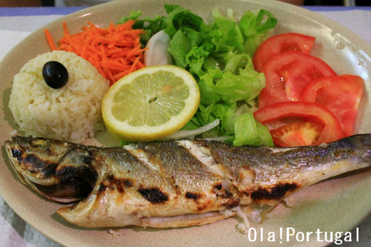ポルトガルの魚料理:Robalo ロバーロ(すずき)の炭火焼き