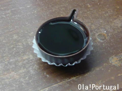 チョコレートで出来たカップで飲むジンジャ