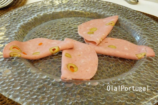 ポルトガル料理の前菜:Mortadela com Azeitonas (オリーブ入りハム)