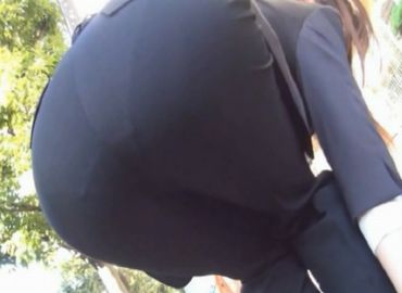 パンティーラインが浮き彫りになった熟女OLの無料街撮り動画