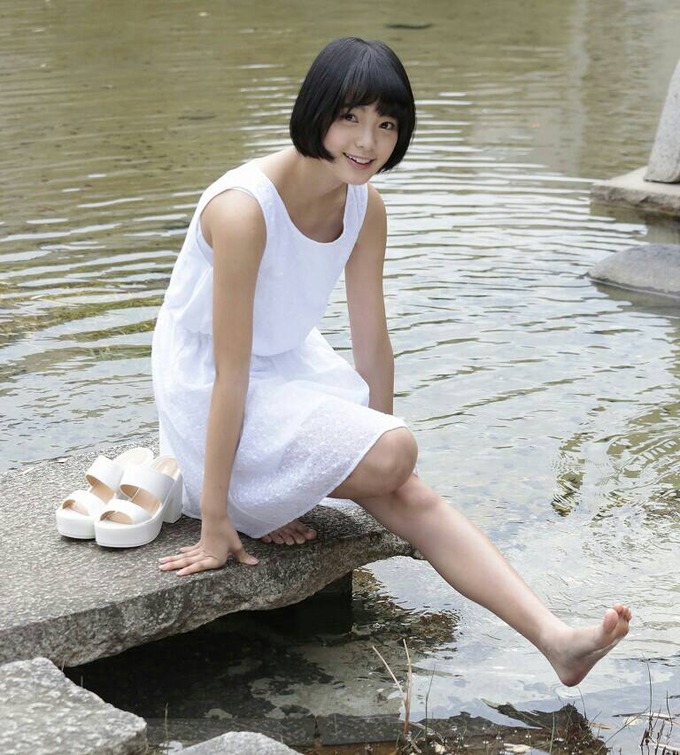 靴を脱いで足を水につけている平手友梨奈のセクシー画像♪