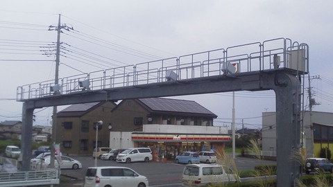 露骨な 自動車監視カメラ