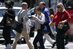 walking_smartphone_convert_20130418221713 (1)