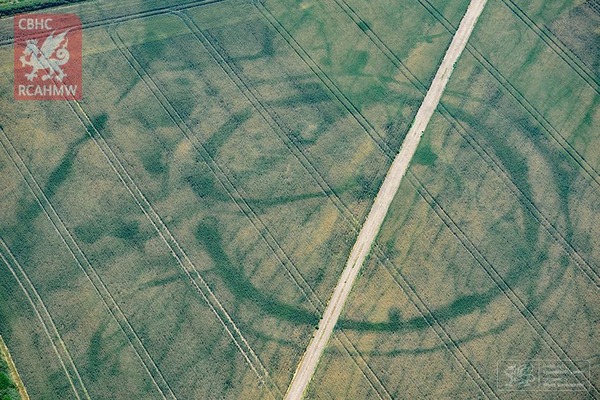 850x567_welshcropmarks_romanvilla