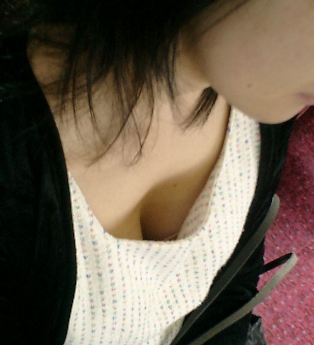 形の良い乳房がはっきり浮き出たノーブラがエロ過ぎる件24