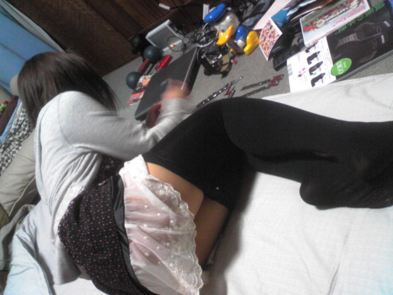 今さゆり 流出画像 ニーソの奥には玉虫色のパンティ?【スマホ版】