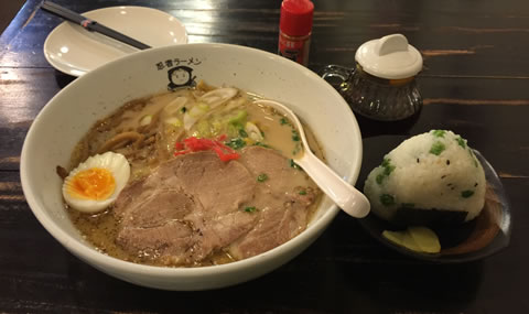 忍者ラーメン 豚骨ラーメンと豆入りおにぎり