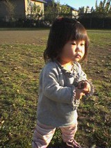 石っころ持って、おさんぽ
