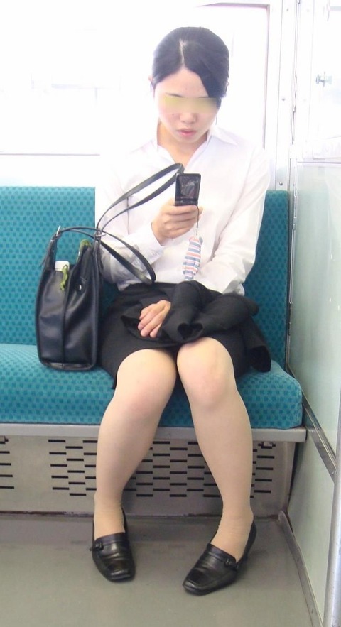 スーツにパンスト脚! OLが前に座ってたから撮ったったwww