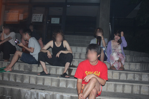 集合写真見てたら前列の女の子がパンチラしてそうだったから拡大してみた結果・・・ 【Part.2】