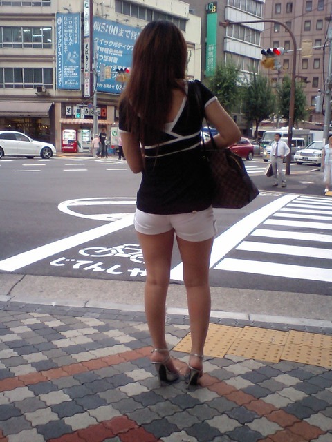 服が張り付いてパン線がでちゃった女性画像