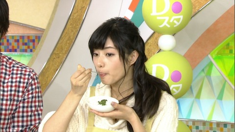 これは完全にフェラチオを意識してる! 食べたり、飲んだりする時の女性は色気満載