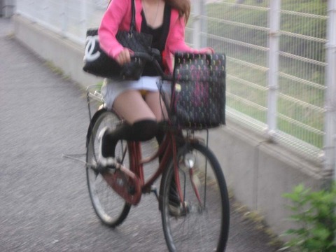 タイトスカートで自転車に乗ってるセクシーな女性画像