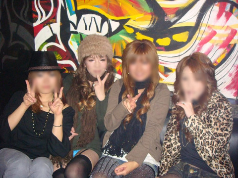 記念に撮った写真でパンチラしちゃった女性たちのお股画像