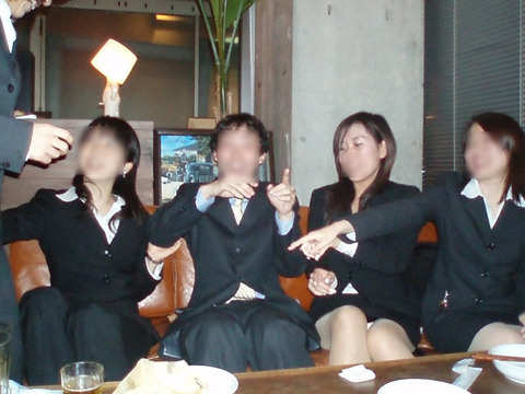 記念に撮った写真でパンチラしちゃった女性たちのお股画像