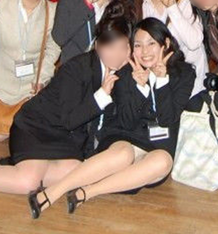 集合写真見てたら前列の女の子がパンチラしてそうだったから拡大してみた結果・・・