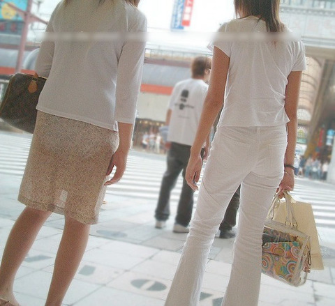 透けすぎワロタwww 下着が透けすぎて注目の的になってる女性画像