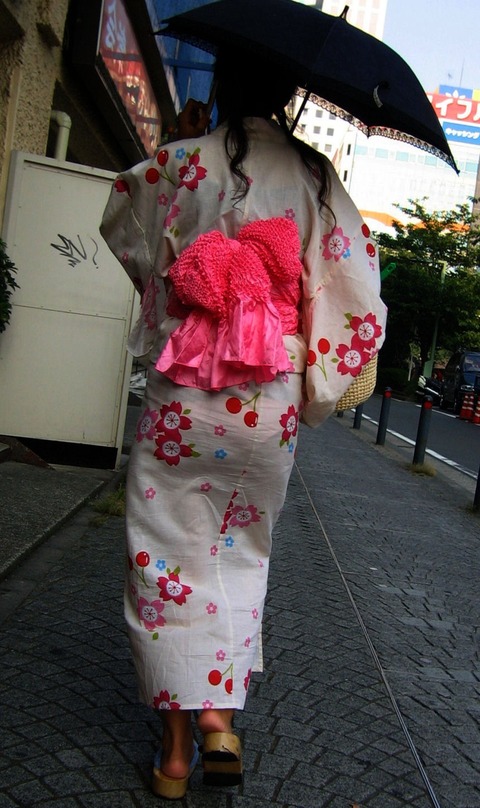 透けすぎワロタwww 下着が透けすぎて注目の的になってる女性画像