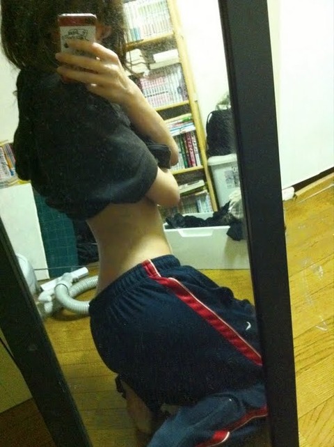 脚フェチ必見! ある一般女子が色んなパンスト・ニーソを履いて鏡越しに撮った写メが「フェチ心を分かっている」と話題に
