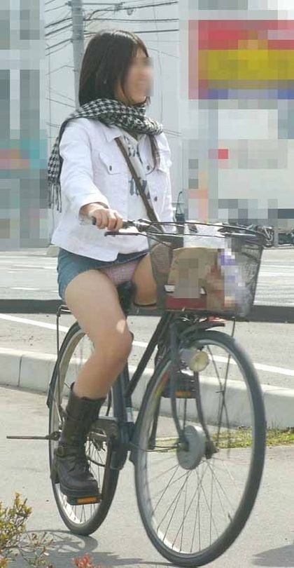 ミニスカとかタイトスカートで自転車乗ってる子を撮影した結果