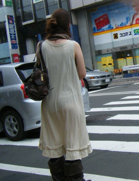 透けすぎワロタwww 下着が透けすぎて注目の的になってる女性画像