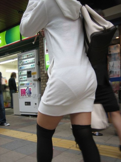 透けすぎワロタwww 下着が透けすぎて注目の的になってる女性画像