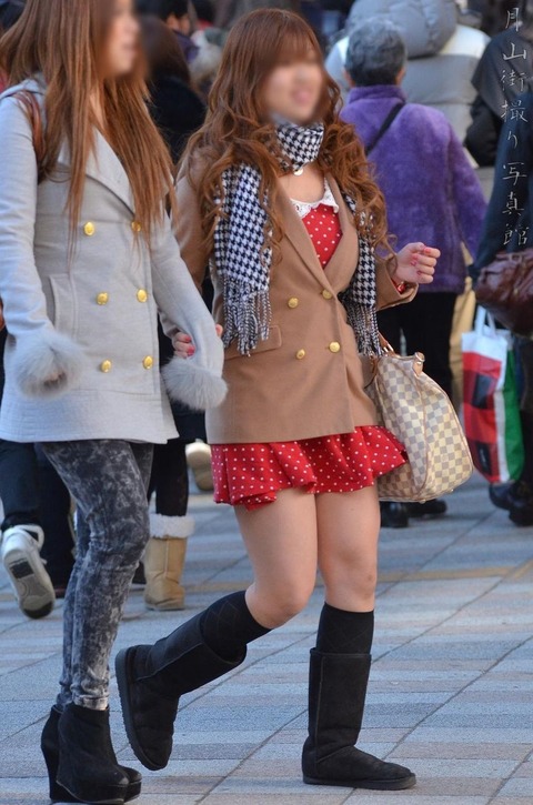 ひらひらのミニスカートから艶めかしい太ももをさらけ出す女子がエロ過ぎ