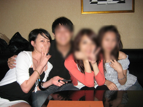 記念に撮った写真でパンチラしちゃった女性たちのお股画像
