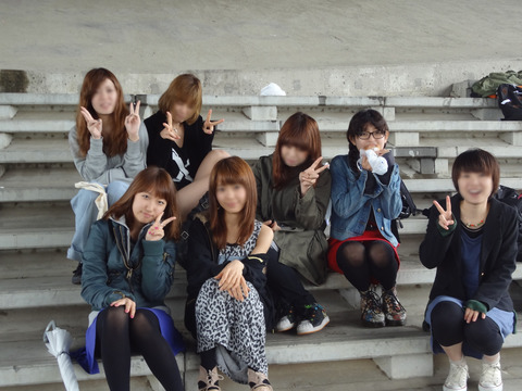 集合写真で座ってる女子を拡大・画像処理した結果