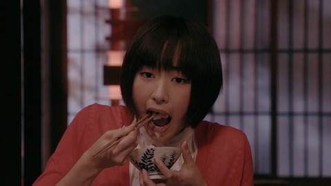 これは完全にフェラチオを意識してる! 食べたり、飲んだりする時の女性は色気満載
