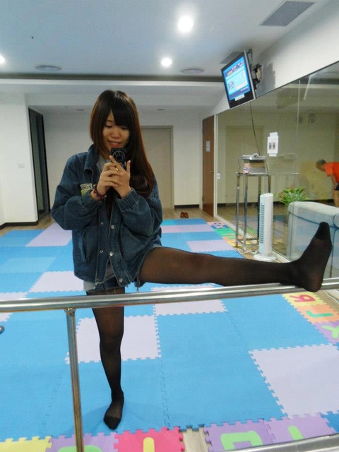 【フェチ対決】 パンスト越しのつま先でシコシコしてもらったら、すぐイッちゃうのは ベージュ系 vs ブラック どっち?
