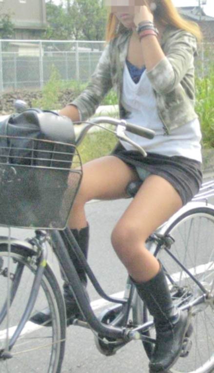タイトスカートで自転車に乗ってるセクシーな女性画像