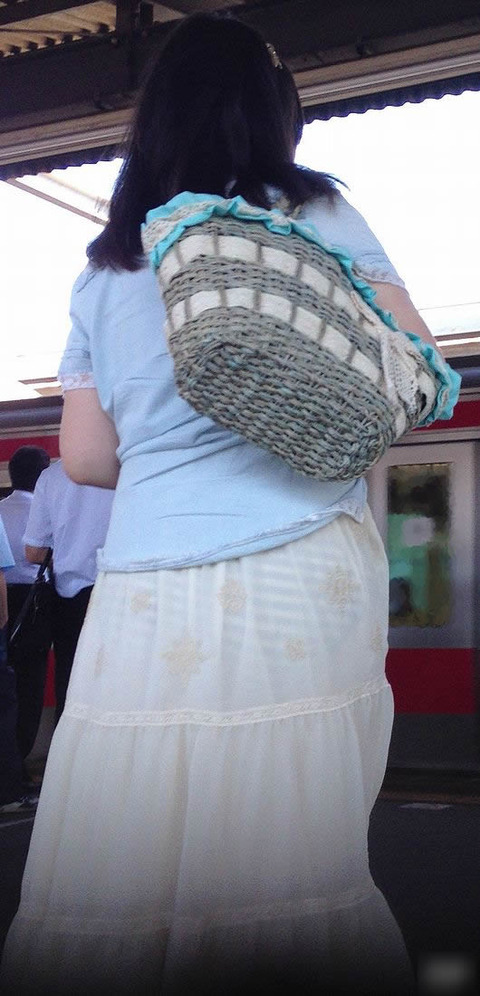 白スカート履くから下着が透けちゃった女性の街撮り画像