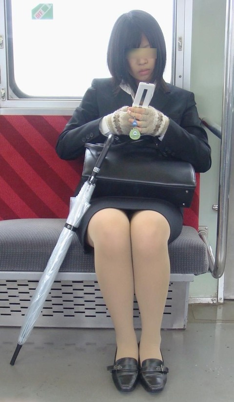 スーツにパンスト脚! OLが前に座ってたから撮ったったwww
