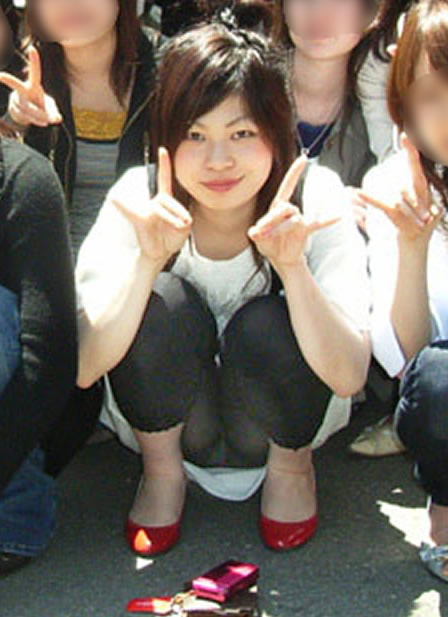 集合写真見てたら前列の女の子がパンチラしてそうだったから拡大してみた結果・・・